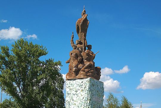 В этом году приступили к реставрации памятника В.И.Чапаева. Подрядчики отремонтировали постамент. В настоящий момент   устанавливают строительные леса для ремонта самой скульптуры